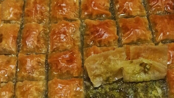 Yarın görücü gelecek bana baklava fıstıklı mı olmalı cevizli mi?