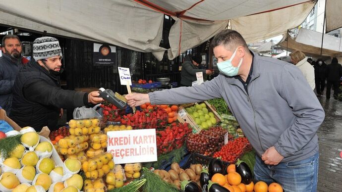 15 Ağustos itibariyle pazarlara POS cihazı geliyormuş. Pazarda karpuzu 2 taksit yapar mısınız desem ayıp olur mu :D 🍉?