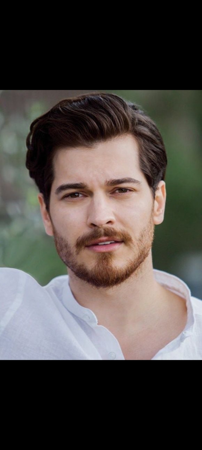 Dünyanın en yakışıklı adamı değil de ne?