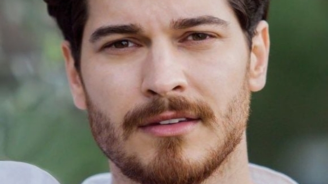 Dünyanın en yakışıklı adamı değil de ne?
