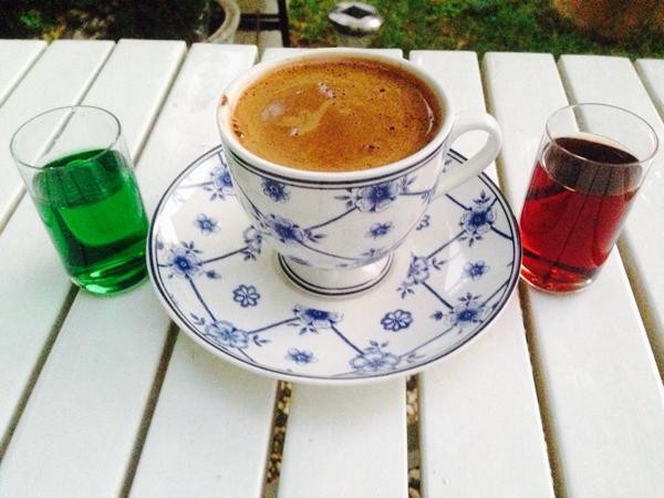 Türk Kahvesinin yanında likör sunulsa içer miydin veya sever misin?
