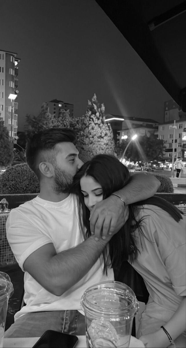 Bekleyelim de geçsin yıllar Saçımızda çoğalsın kırlar o zaman belki sızlar, ah yüreğin?