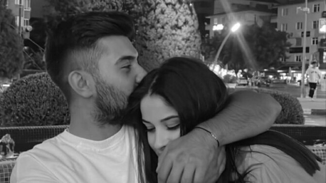 Bekleyelim de geçsin yıllar Saçımızda çoğalsın kırlar o zaman belki sızlar, ah yüreğin?