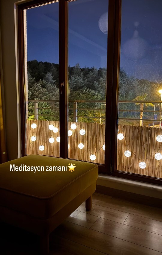 Sert bir zeminde oturup meditasyon yapabilir misin?