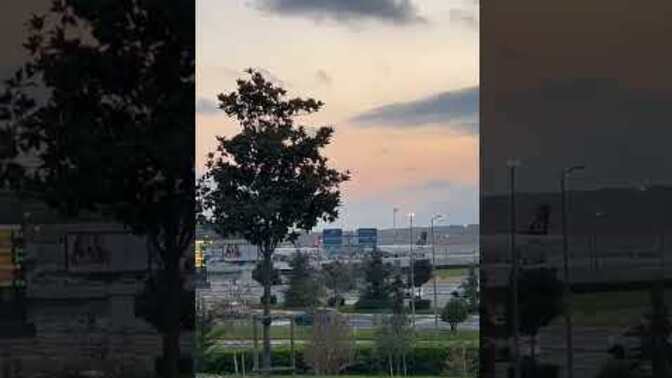 Havalimanı, uçak, müzik… Mutluluk kombini sayılır mı? ✈🎶?