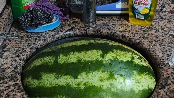 Yıkamak için koydum bu karpuzu nasıl çıkaracağım?