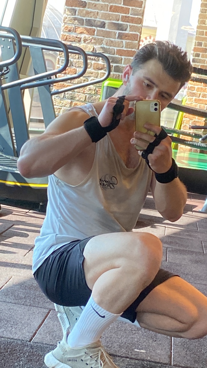 Kızlar, Benimle spor yapmak ister miydiniz hem de bu sıcakta?