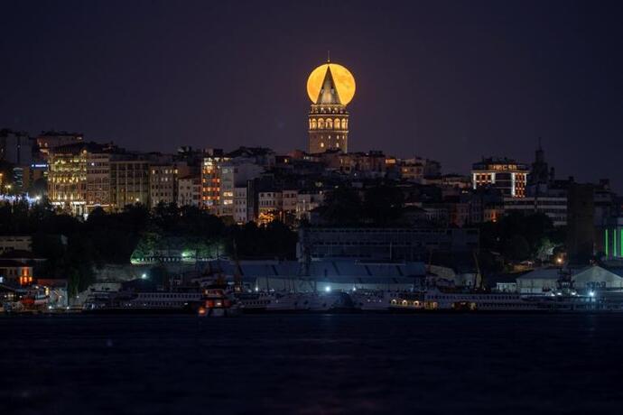 İstanbulda mersin balığı dolunayı böyle görüntülendi. Dolunayda gökyüzü fotoğrafları çeker misin?