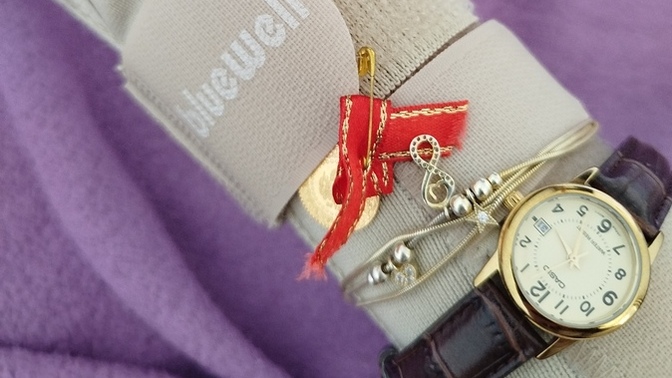 İncindiğim için ziyarete gelenler bana hediye takıyo. Acımı böyle unutur muyum acaba, gram altın kaç para?