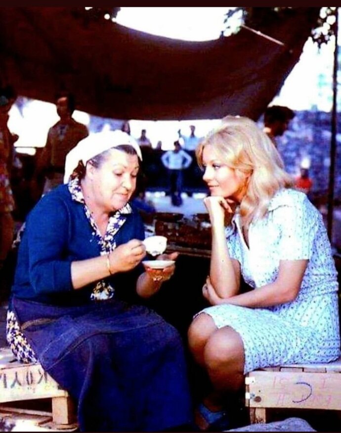 Çay kalabalığı. Kahve yalnızlığı severmiş. Çay mı kahve mi?