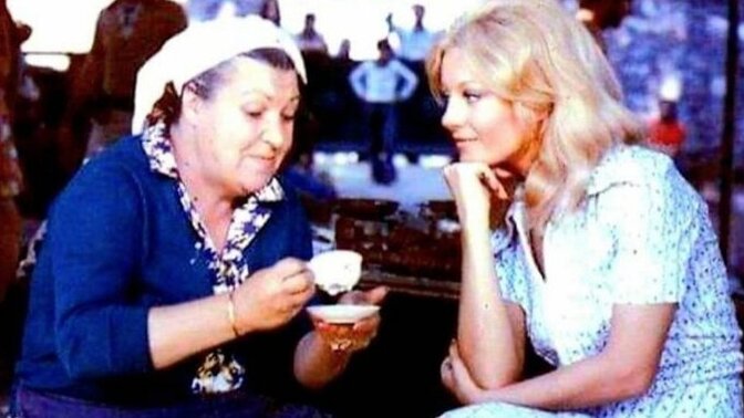 Çay kalabalığı. Kahve yalnızlığı severmiş. Çay mı kahve mi?