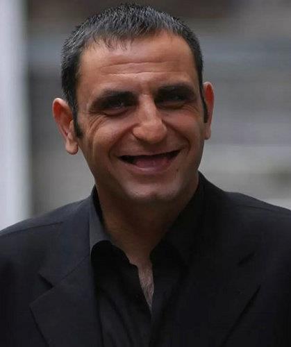 Düşene mi gülersin? Gülene mi düşersin?