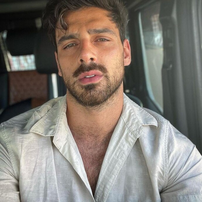 Sizce Michele Morrone yakışıklı mı?