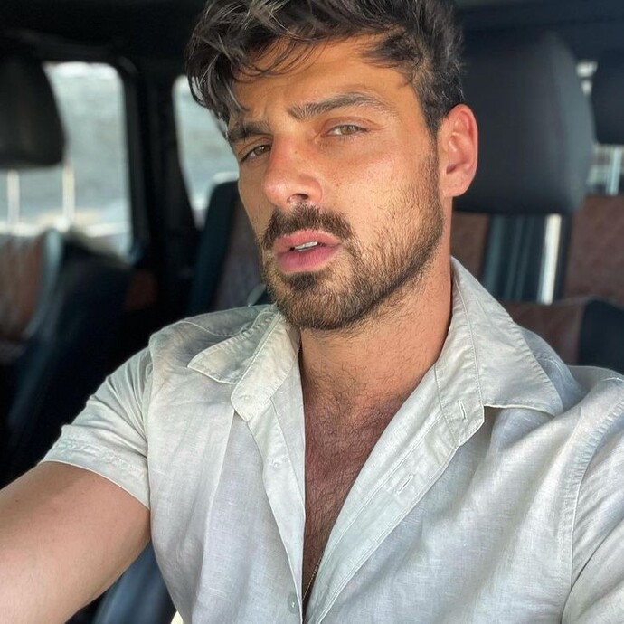 Sizce Michele Morrone yakışıklı mı?