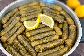 Yemek denilince de ben. Taze incecik, zeytinyagli, ekşili yaprak sarmasi mi yoksa italyan pizza mi?