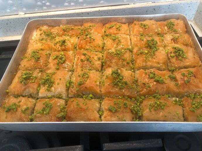 Yeğenim büyük dilimli kare baklava istemişti ona özel.