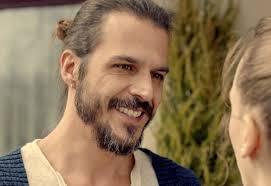Üstteki fotoğraf alttaki Mehmet günsur un fotoğrafına ait değil mi?