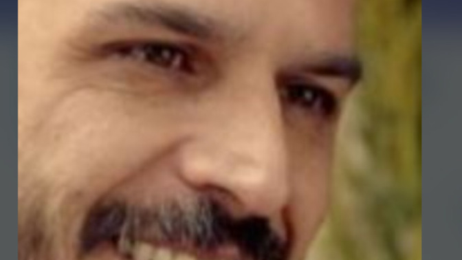 Üstteki fotoğraf alttaki Mehmet günsur un fotoğrafına ait değil mi?