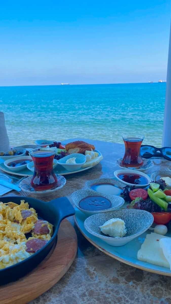 Deniz kokusu ve deniz manzarası eşliğinde yapılan kahvaltı bir başka güzel değil mi, sizce de öyle mi?