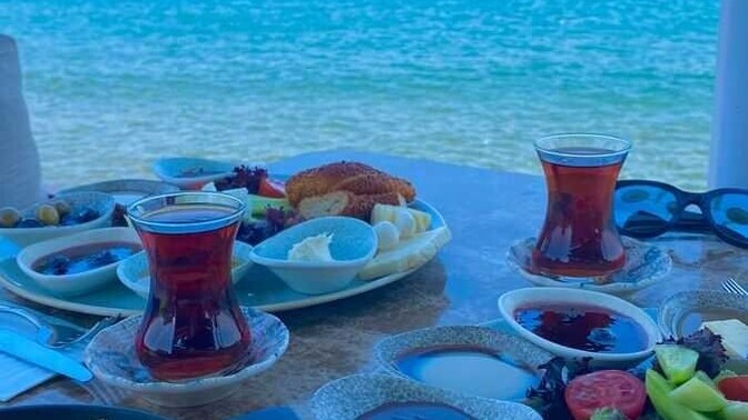 Deniz kokusu ve deniz manzarası eşliğinde yapılan kahvaltı bir başka güzel değil mi, sizce de öyle mi?