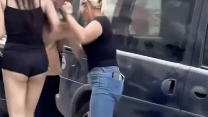 Dışarda şu giyim çok mu açık sizce?
