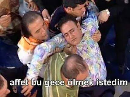 Annesi çocuğu almaya gelcek, burada bi yerde ama bulamıyom. El atın bulak şu uşağı?