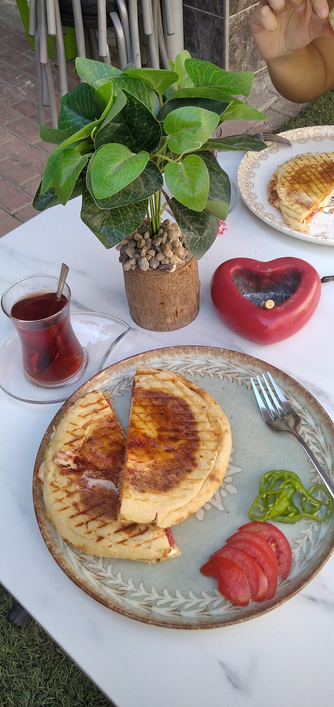 Flört ile ilk buluşmada tost yemeye gidilir mi?