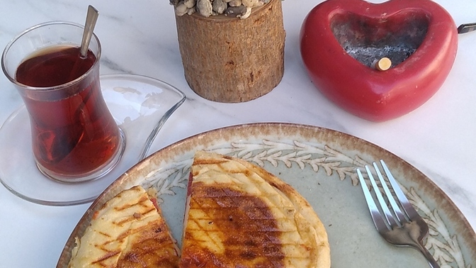 Flört ile ilk buluşmada tost yemeye gidilir mi?