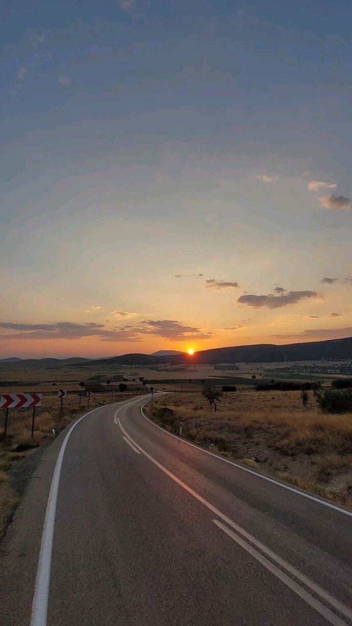 Uzun yolculuklarda müzik dinlemeyi mi yoksa dizi izlemeyi mi tercih edersiniz?