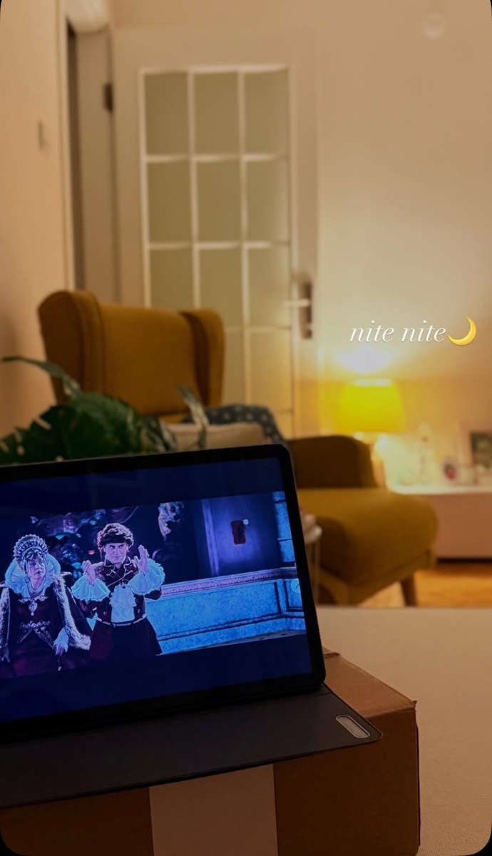 Nabıonuz? Haftasonu gibi olmayan bir gece sanki?