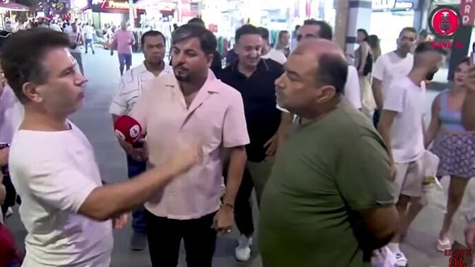 Sokak röportajında Atatürk'e "Ermeni" diyen şahıs, vatandaşlar tarafından dövüldü. Vuranlar ceza alır mı?