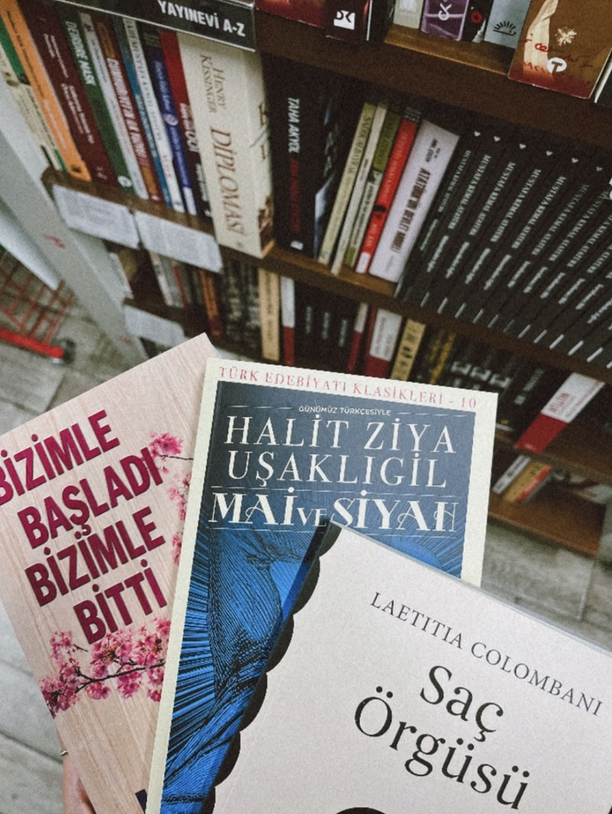 Kitapçıya gidip kitaplar arasında gezmek harika bir his değil mi?