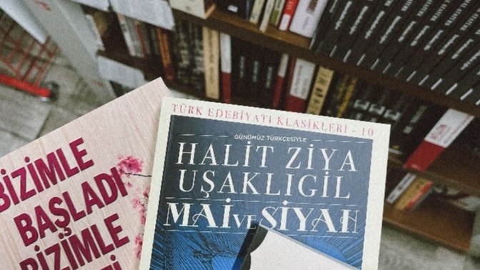 Kitapçıya gidip kitaplar arasında gezmek harika bir his değil mi?