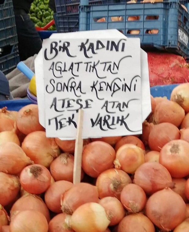 Pazara çıktığınızda absürt yazılar görüyor musunuz?