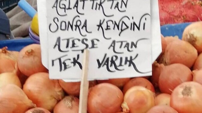 Pazara çıktığınızda absürt yazılar görüyor musunuz?