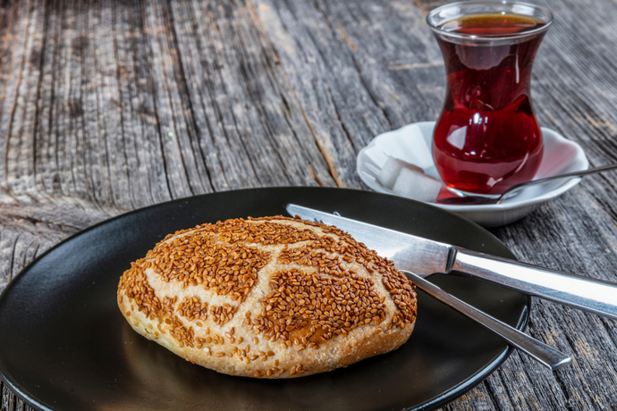 Çaysız poğaça yiyemeyenler burada mı? Çay bitikti, ben de sırf poğaça yiyeceğim diye yeni çay demledim?