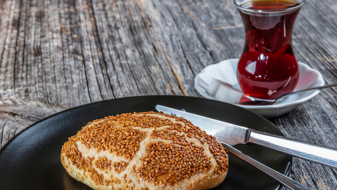 Çaysız poğaça yiyemeyenler burada mı? Çay bitikti, ben de sırf poğaça yiyeceğim diye yeni çay demledim?