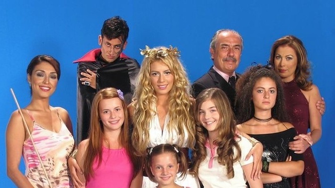 Hadiii küçükken en sevdiğim dizi Selena dizisi karakterleri seçelim miiii?