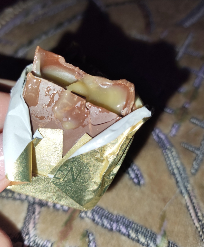 Bi haftadır bu çikolatayı gram gram yiyorum sizce eylüle kadar dayanır mı?🤔 o zamana kadar alacak param yok 😞?