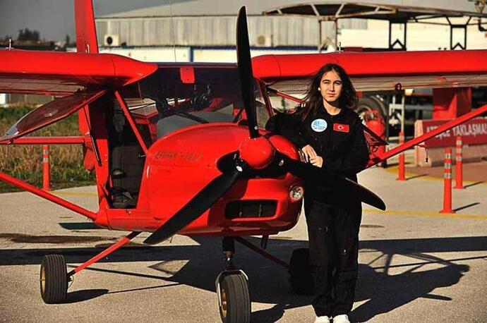 Türkiye’nin en genç kadın pilot adayı Defne Özcan, TIME listesinde. Defnenin 17 yaşındaki başarısı hepimizi gururlandırmadı mı?