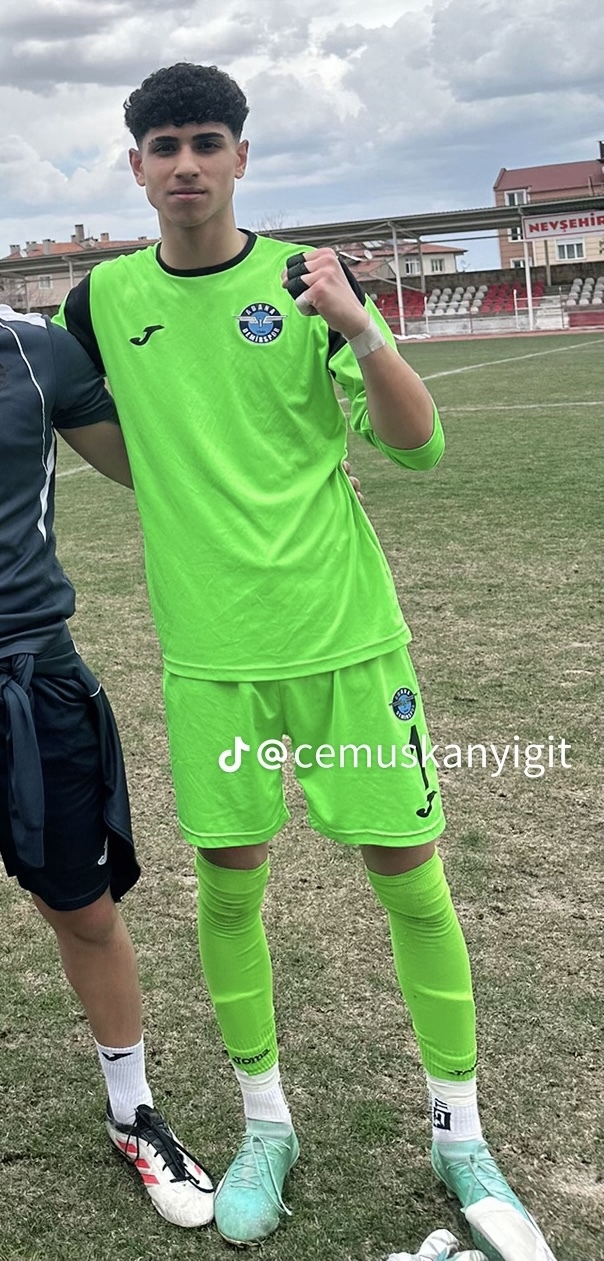 Kızlar aranızda kaleci Cem Uskanyiğit e gol atabilecek kız var mıdır?