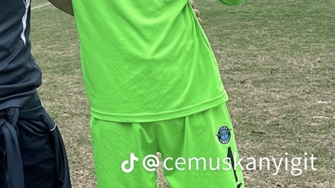 Kızlar aranızda kaleci Cem Uskanyiğit e gol atabilecek kız var mıdır?