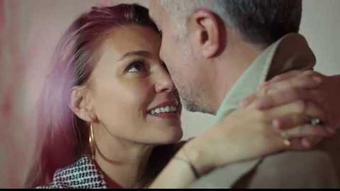 Bana bu şarkıyı gönderen kız aynı zamanda " Aşk karın doyurmuyor" dedi bu nasıl bir çelişki?