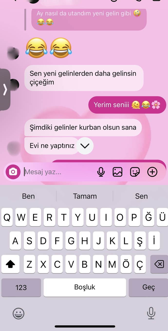 Hepimiz övgüyü severiz, peki neden güzel sözler duyunca utanırız?