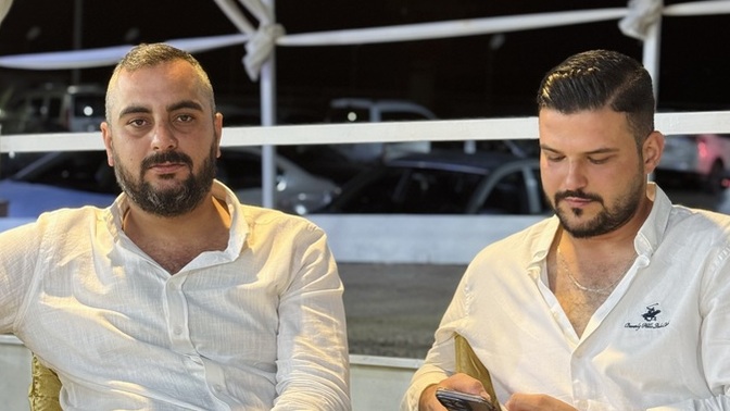 Kızlar, Elünde telefon olan ben nasılız?