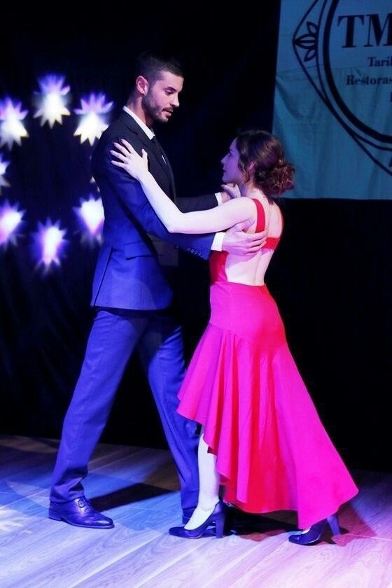 Evlenmeden önce halay/düğün dansı kursuna gitmek mantıklı mı?