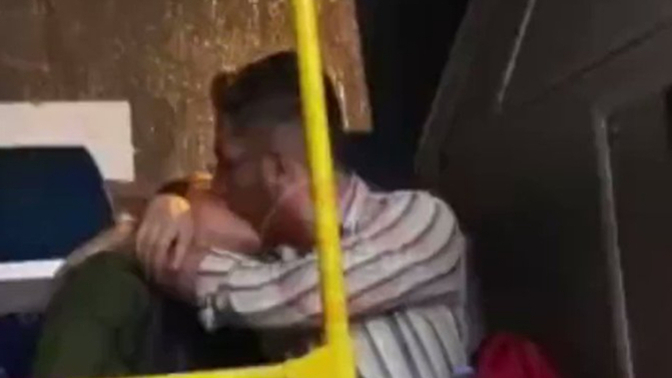 Belediye otobüsünde öpüşen çiftin görüntüleri sosyal medyada gündem oldu. Sizce bu normal mi, yoksa yanlış mı?