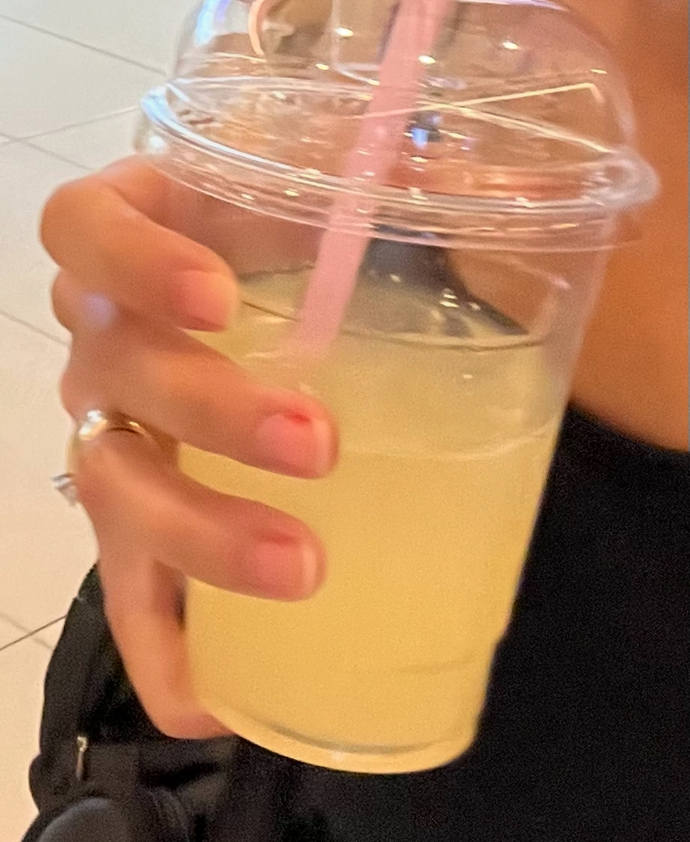 Taze sıkılmış portakal suyu mu ,limonata mı?