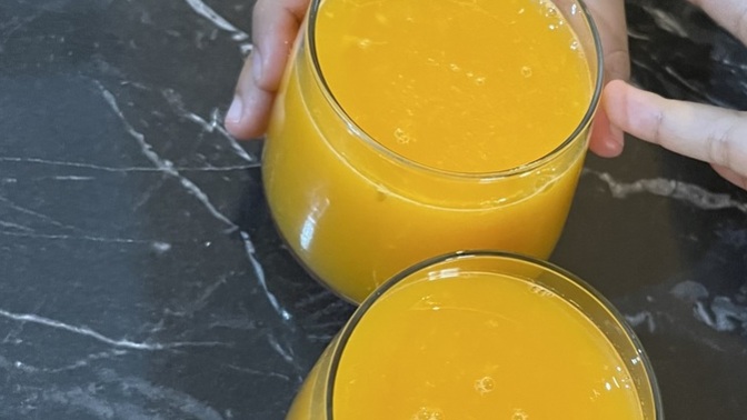 Taze sıkılmış portakal suyu mu , limonata mı?