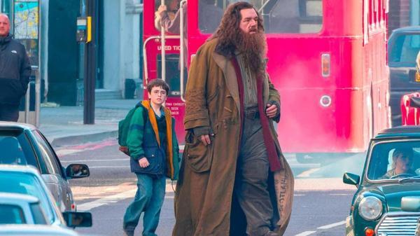 Harry ve Hagrid yine bir arada diziden ilk kareler geldi! Yeni Harry ve Hagrid’i nasıl buldunuz?